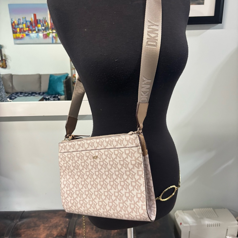 NWOT❤️DKNY Bryant Park Monogram Crossbody - Picture 2 of 8